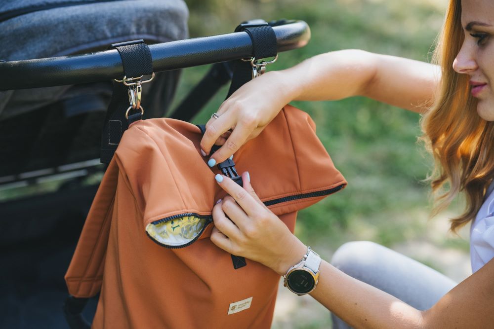 Monkey Mum® Mochila integrada de softshell para portabebés Carrie - Huella de oso