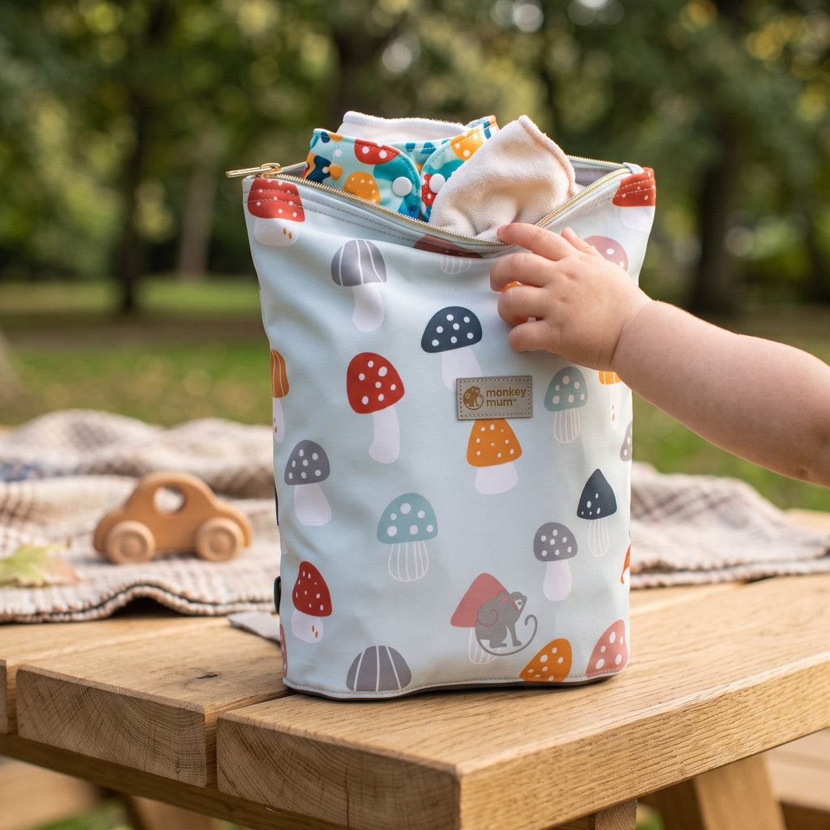Mochilita softshell infantil Monkey Mum® - Setas venenosas multicolores