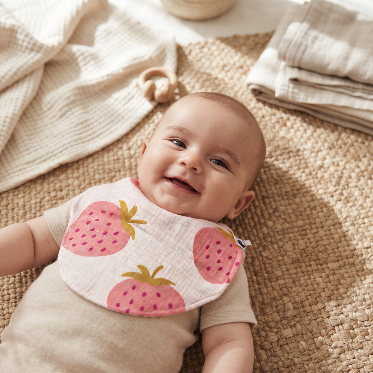 Babero de muselina Monkey Mum® - Fresa