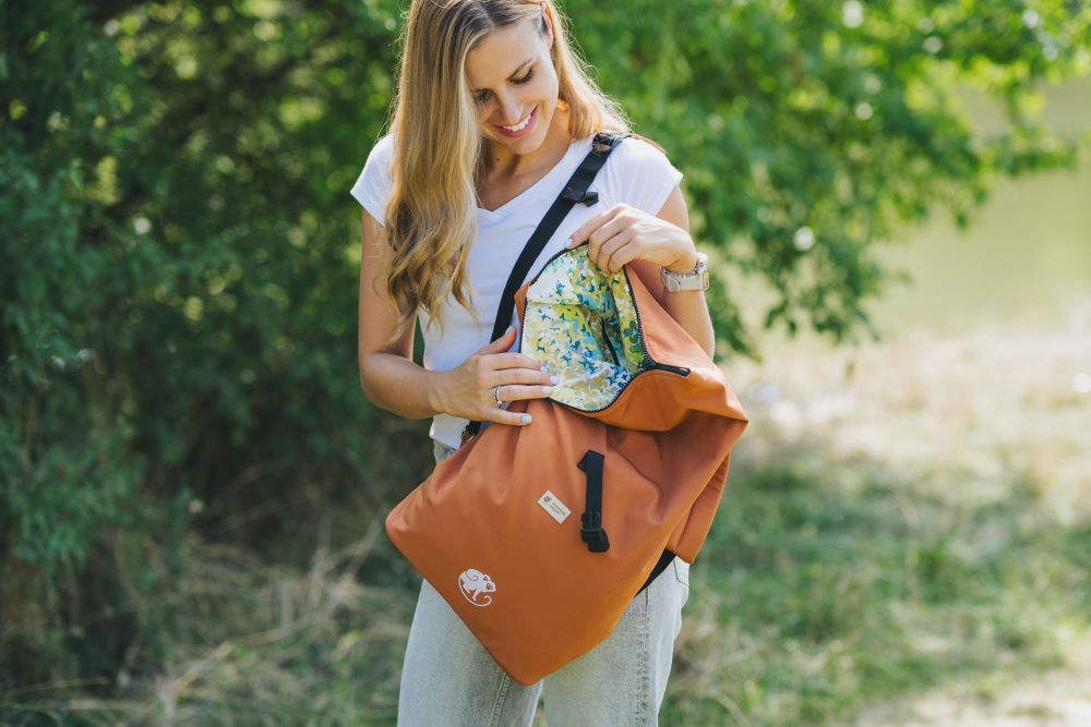 Monkey Mum® Integrovaný softshellový batoh k nosítku Carrie - Podzimní listí